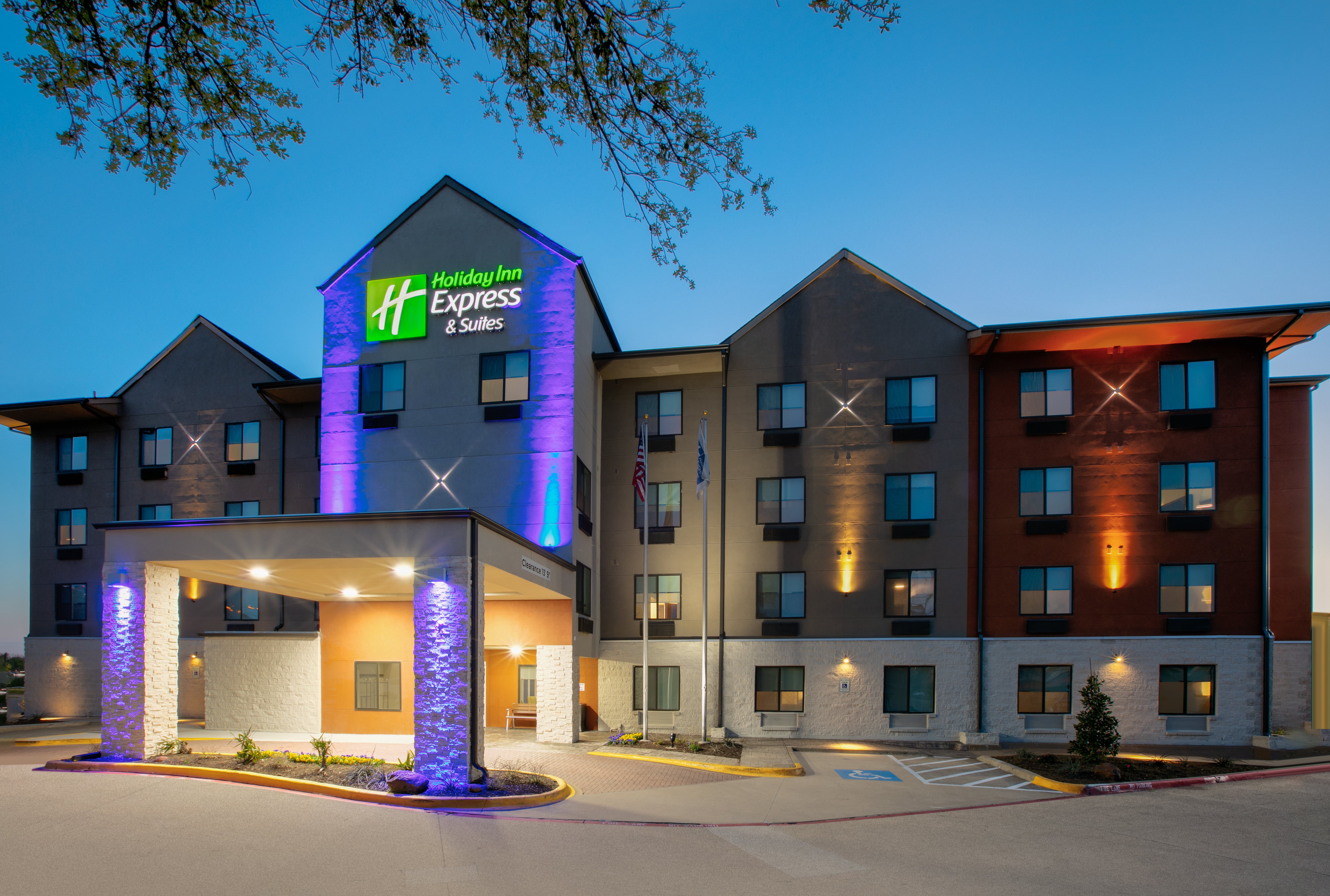 Holiday Inn Express Hotel & Suites