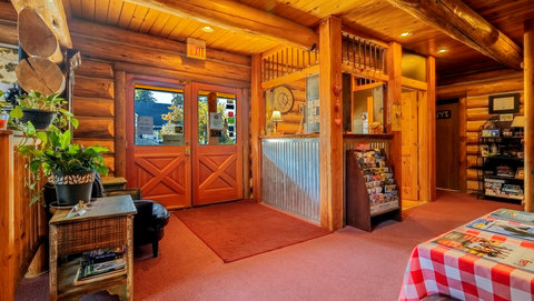 MH Dodge Peak Lodge Bonners Ferry ID Lobby