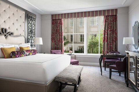 Deluxe King Guestroom - Courtyard View