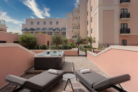 Habitaciones con vista al jardín y piscina de hidromasajes al aire libre