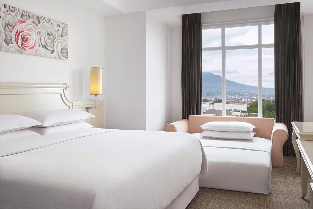 Four Points By Sheraton Bandung Room Type - Premium, Larger Guest room, 1 King, Sofa bed