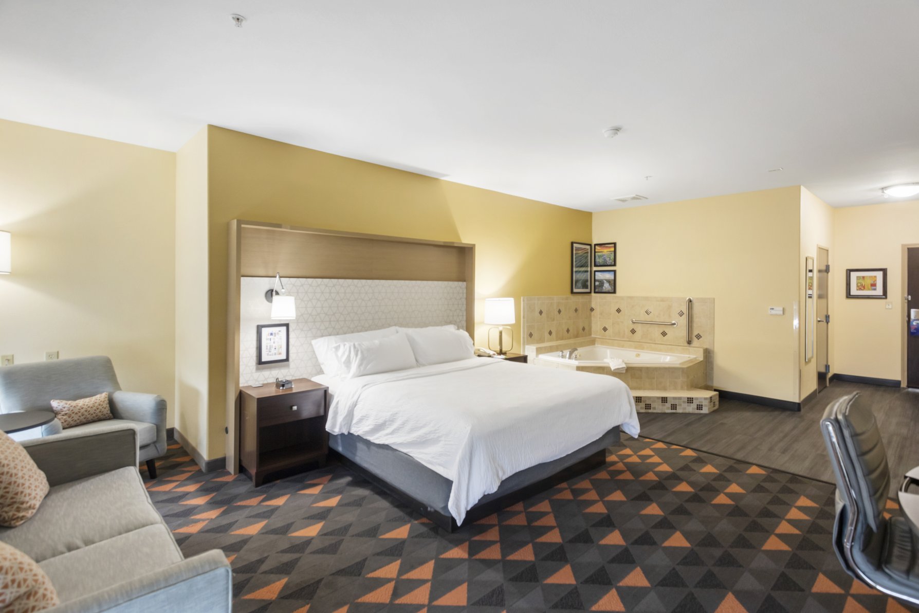 Holiday Inn Hotel & Suites WACO NORTHWEST Room Type - 1 King Standard Mobil Access Jetted Tub