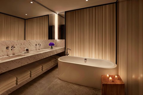 Deluxe Guest Room Bathroom