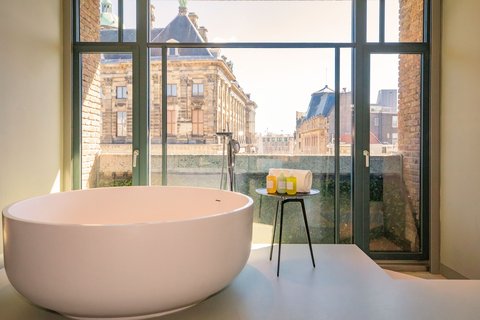 Stay in our Extreme WOW Exchange Suite bathroom