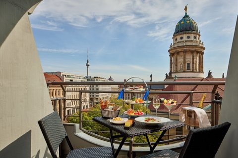 Little Luc – Frühstück auf dem Balkon