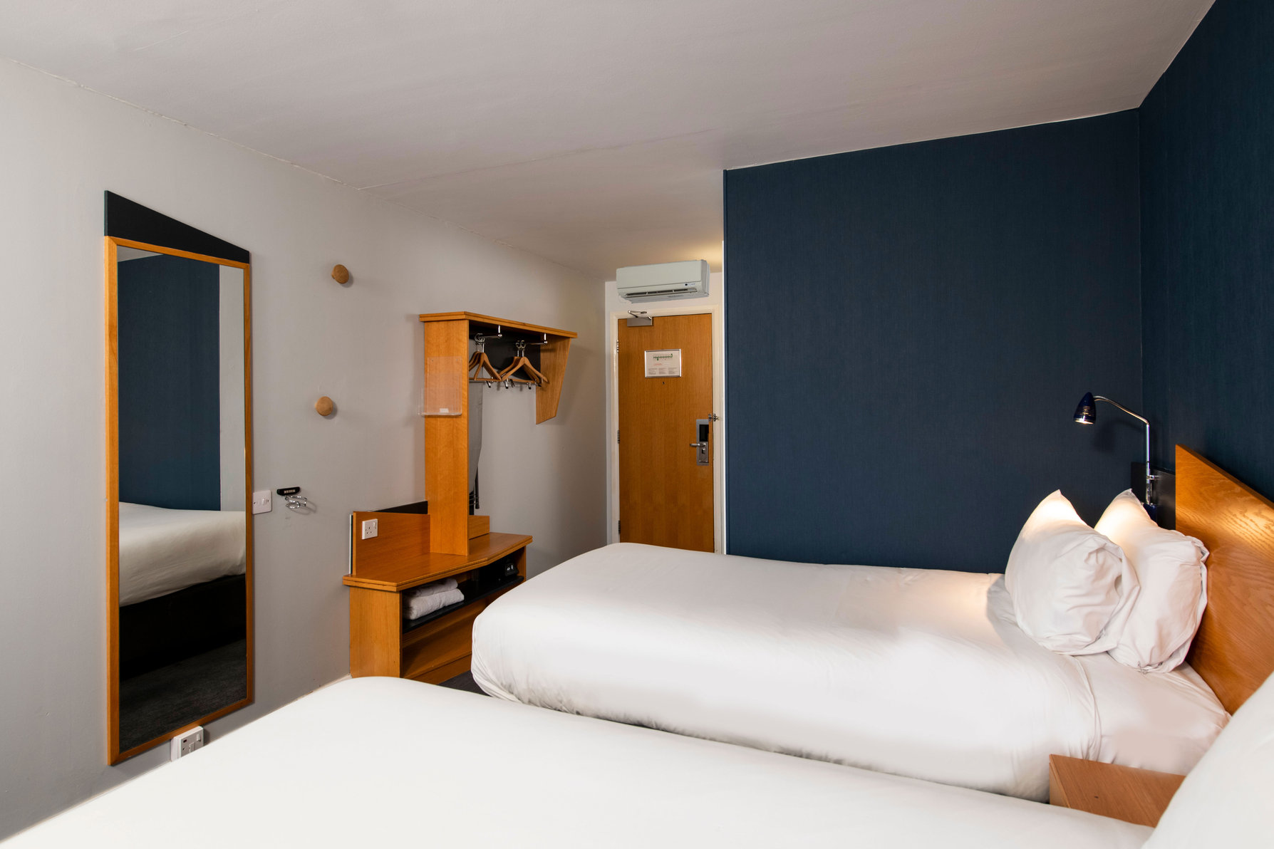 Holiday Inn Express Droitwich Spa Room Type - 2 Single Standard with Free Hot Breakfast