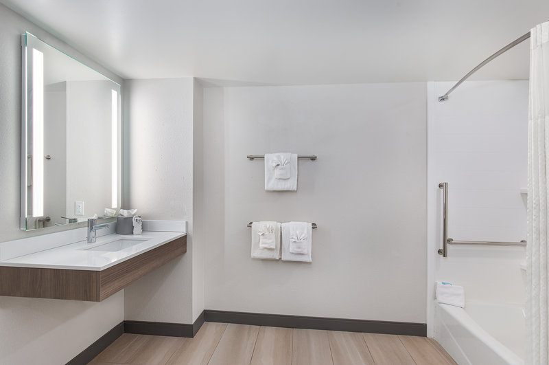 KING MOBILITY ACCESSIBLE TUB NONSMOKING