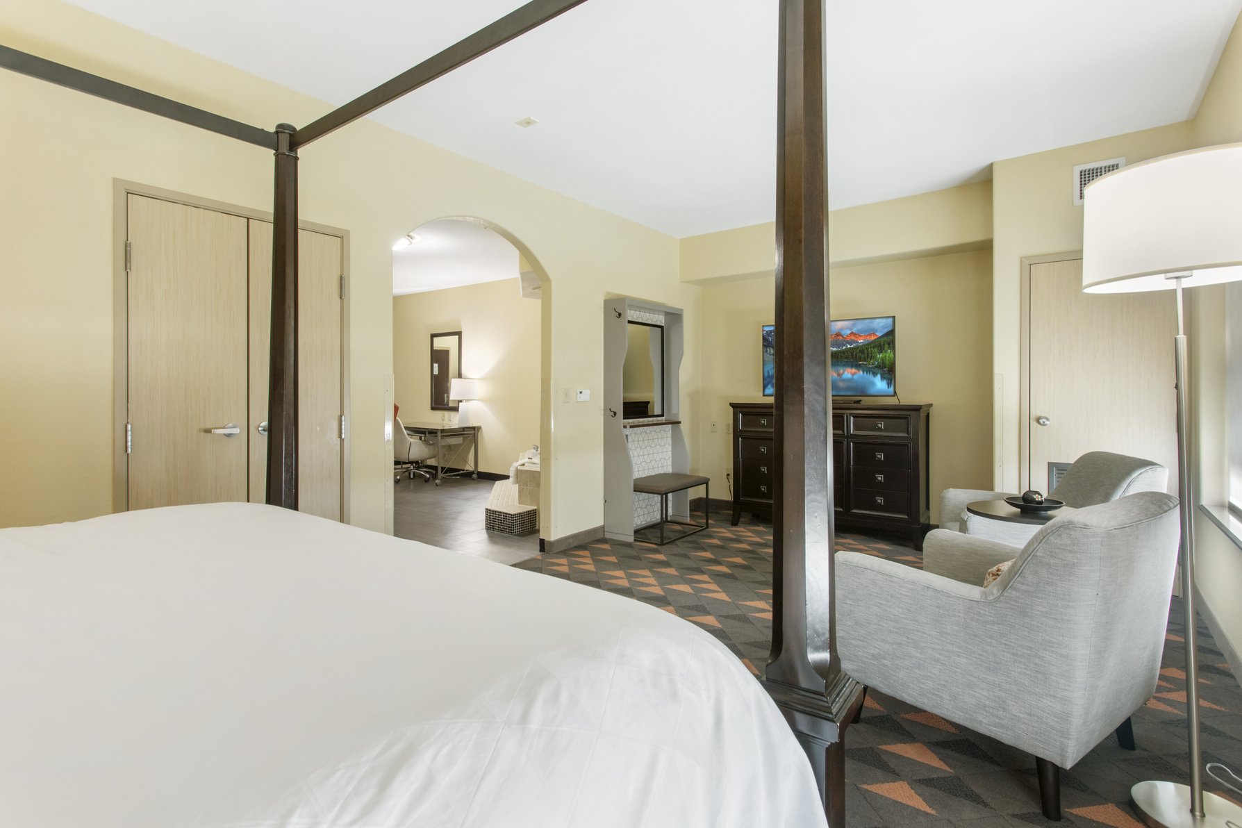 Holiday Inn Hotel & Suites WACO NORTHWEST Room Type - 1 King Suite Jetted Tub Addl Living Area