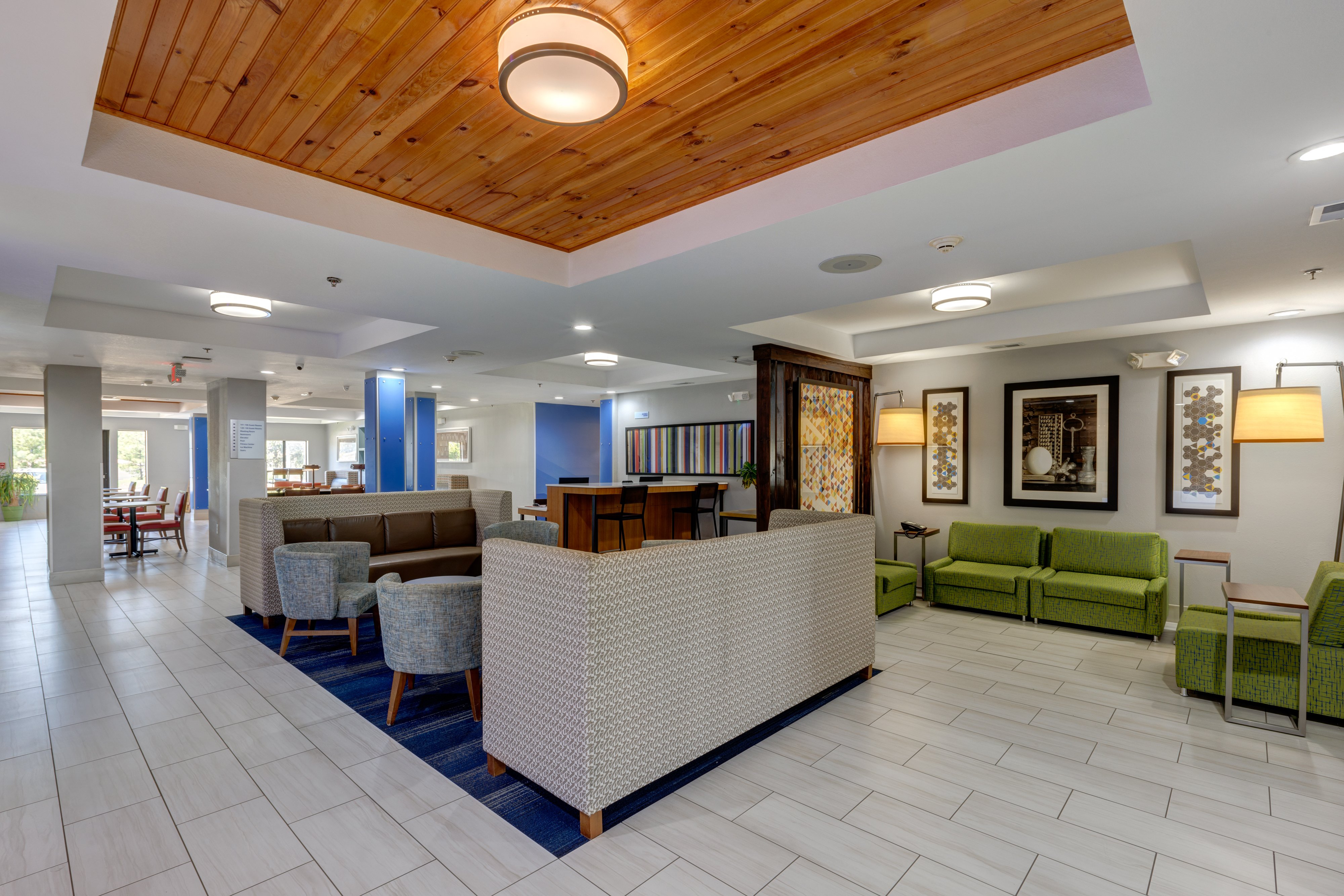 Holiday Inn Express Hotel & Suites