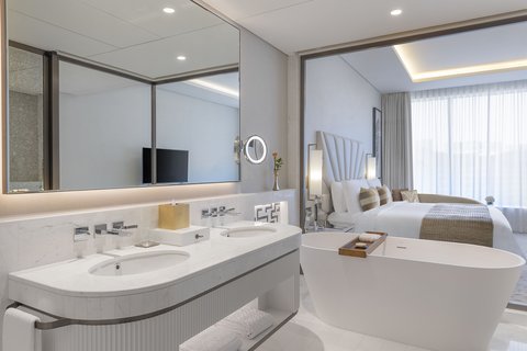 Baño de la habitación Deluxe con cama tamaño King