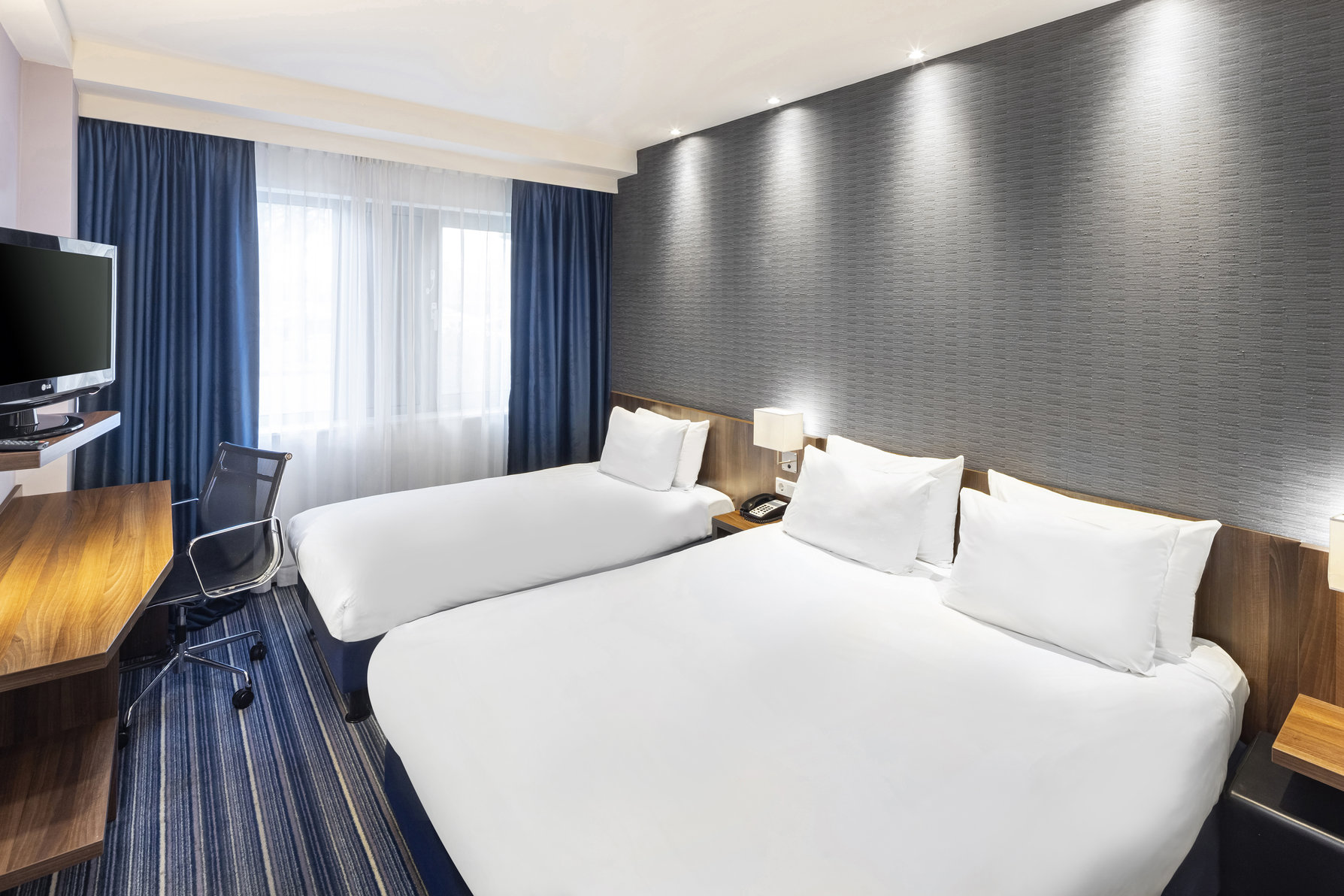 Holiday Inn Express Amsterdam - South Room Type - Standard Queen Room with One Queen Bed and One Single Bed - Ground Floor Holiday Inn Express Amsterdam - South Room Type - Standard Queen Room with One Queen Bed and One Single Bed - Ground Floor