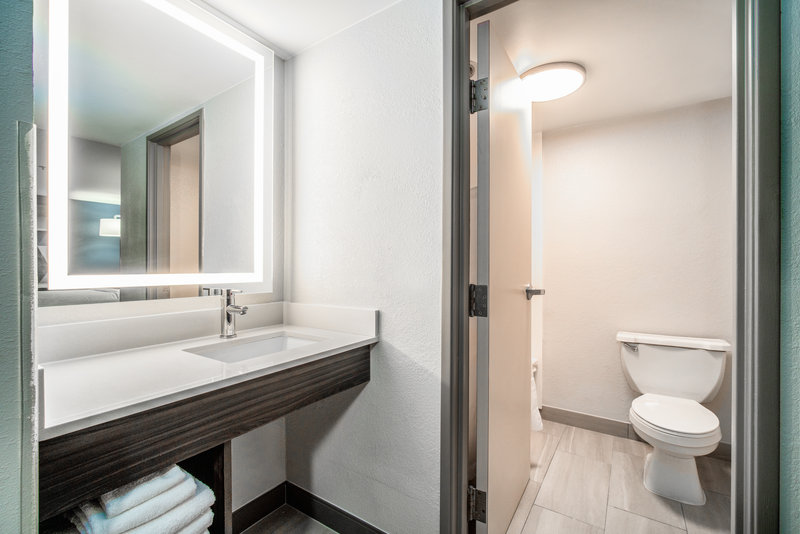 Holiday Inn Express and Suites Phoenix – Mesa West