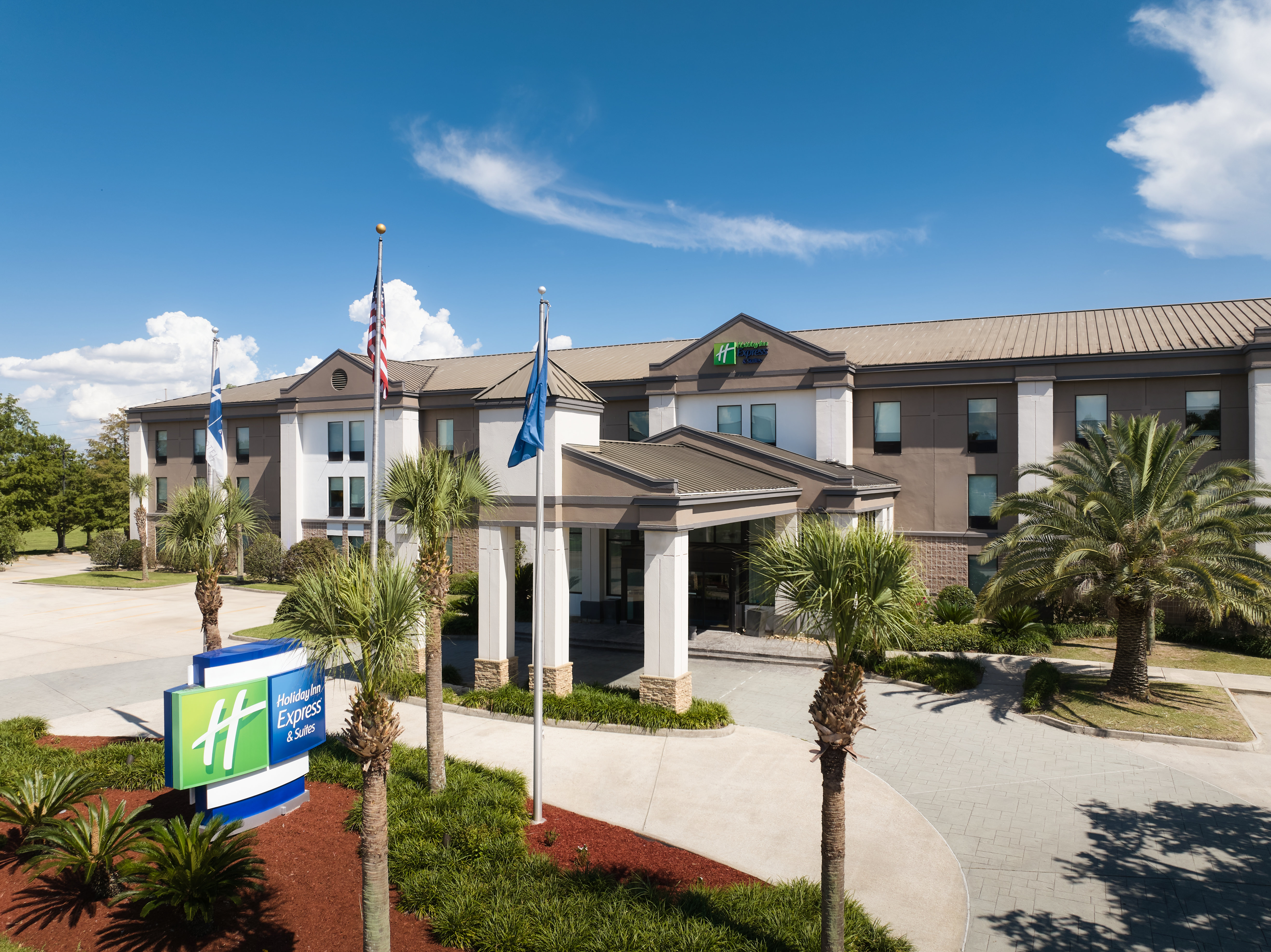 Holiday Inn Express & Suites Airport S