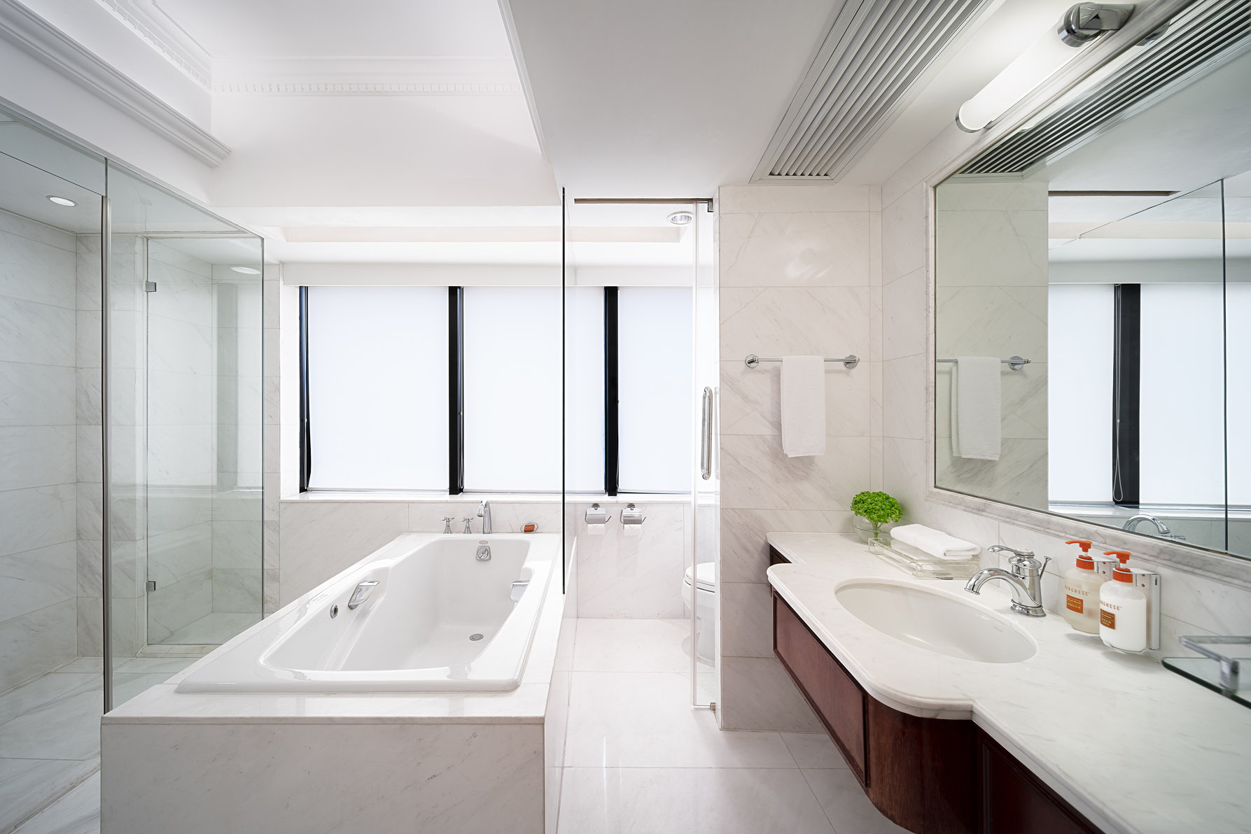 Crowne Plaza Hotel & Suites Landmark Shenzhen Room Type - 1 King Premium High Floor Crowne Plaza Hotel & Suites Landmark Shenzhen Room Type - 1 King Premium High Floor
