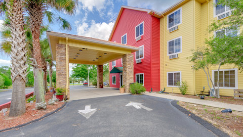 Magnuson Hotel Wildwood Inn Entrance