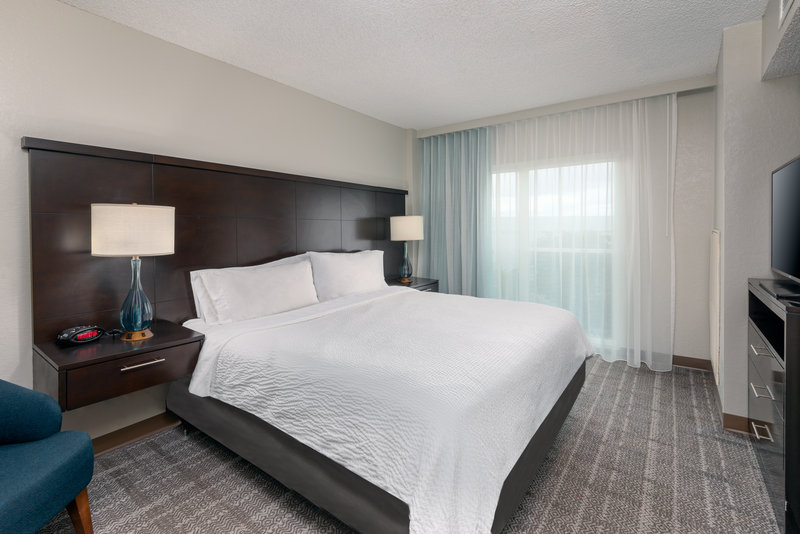 1 KING BED 1 ROOM SUITE NONSMOKING