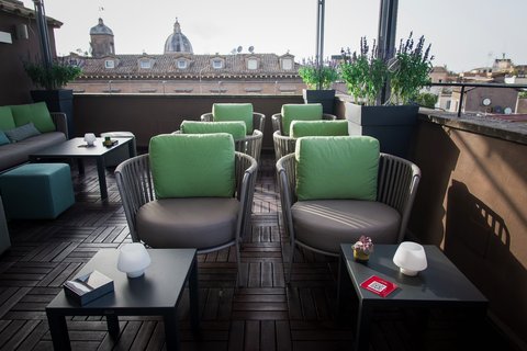 Relájese en nuestro Bar en la Terraza de la Azotea