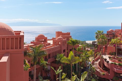 Resort Exterior Plaza