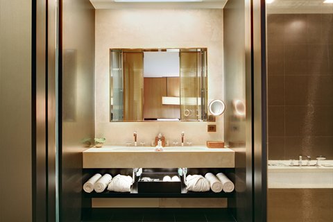 Deluxe Suite - Bathroom