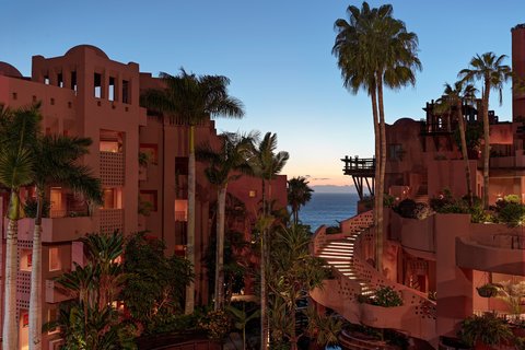 Resort Exterior Plaza