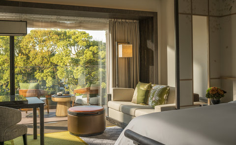 FOUR SEASONS ROOM-KING
