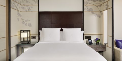 DELUXE ROOM-KING