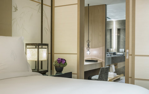 FOUR SEASONS EXECUTIVE SUITE