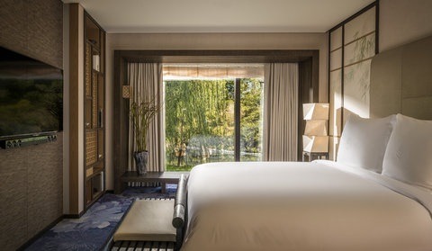ONE BEDROOM SUITE-KING