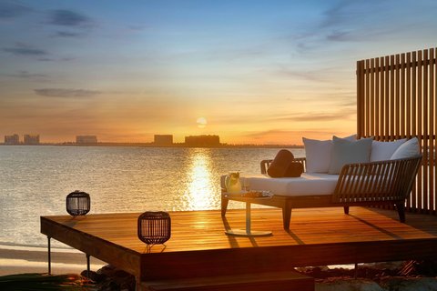 Vistas al atardecer en la villa Al Shamal con vista al mar