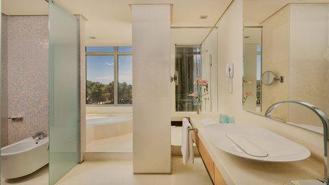 Corner Suite - Bathroom