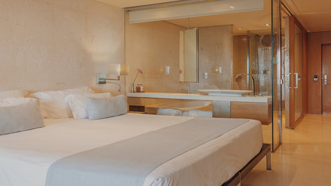 Junior Suite Pool View - Bedroom
