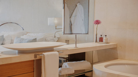Junior Suite Pool View - Bathroom