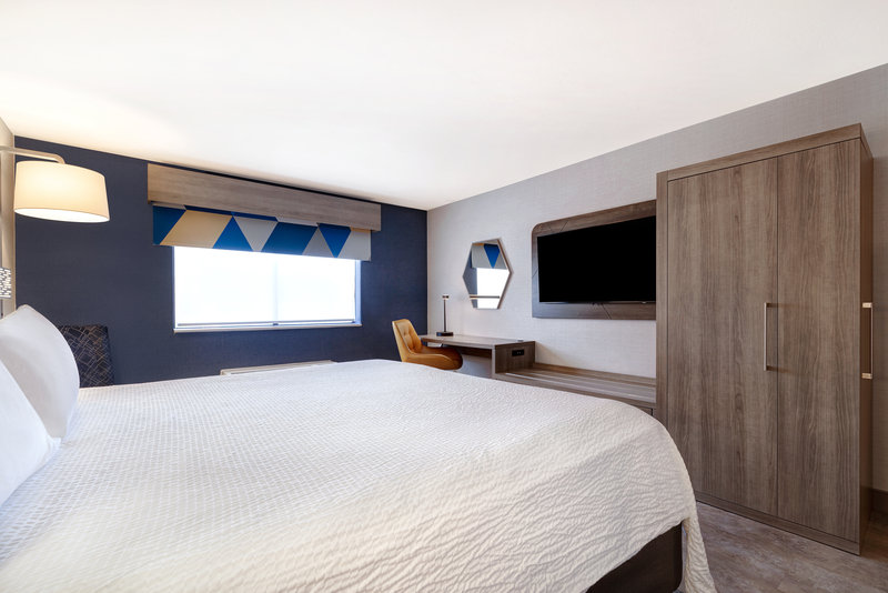 1 KING BED NONSMOKING