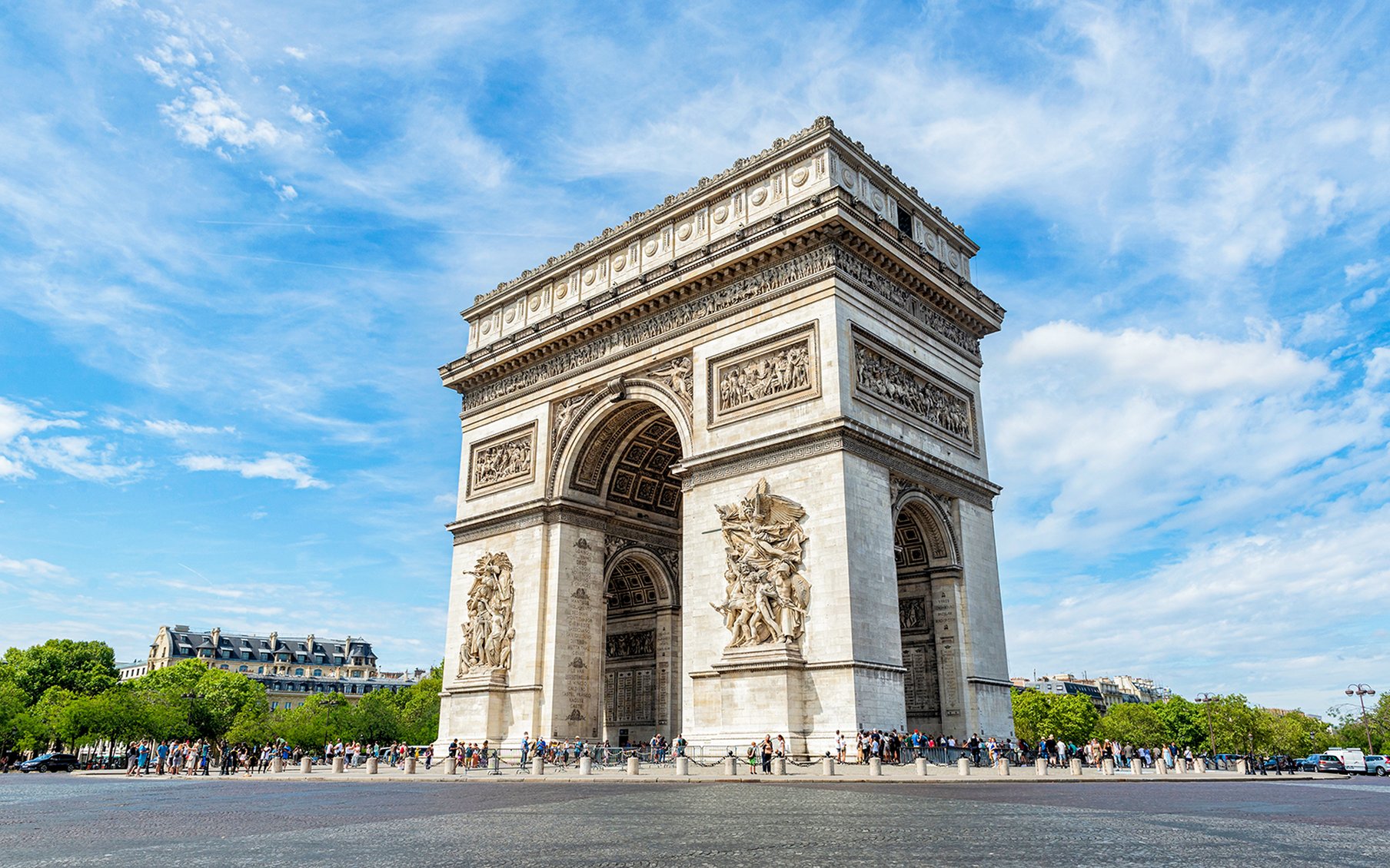 Discover the Arc de Triomphe only 7 minutes away by train