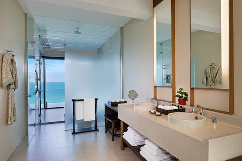 Baño de la suite Grand Ocean con piscina y vista al mar