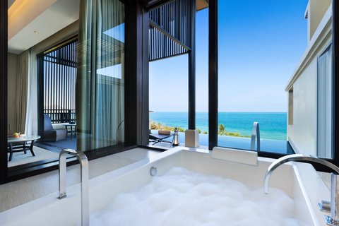 Baño de la suite Grand Ocean con piscina y vista al mar