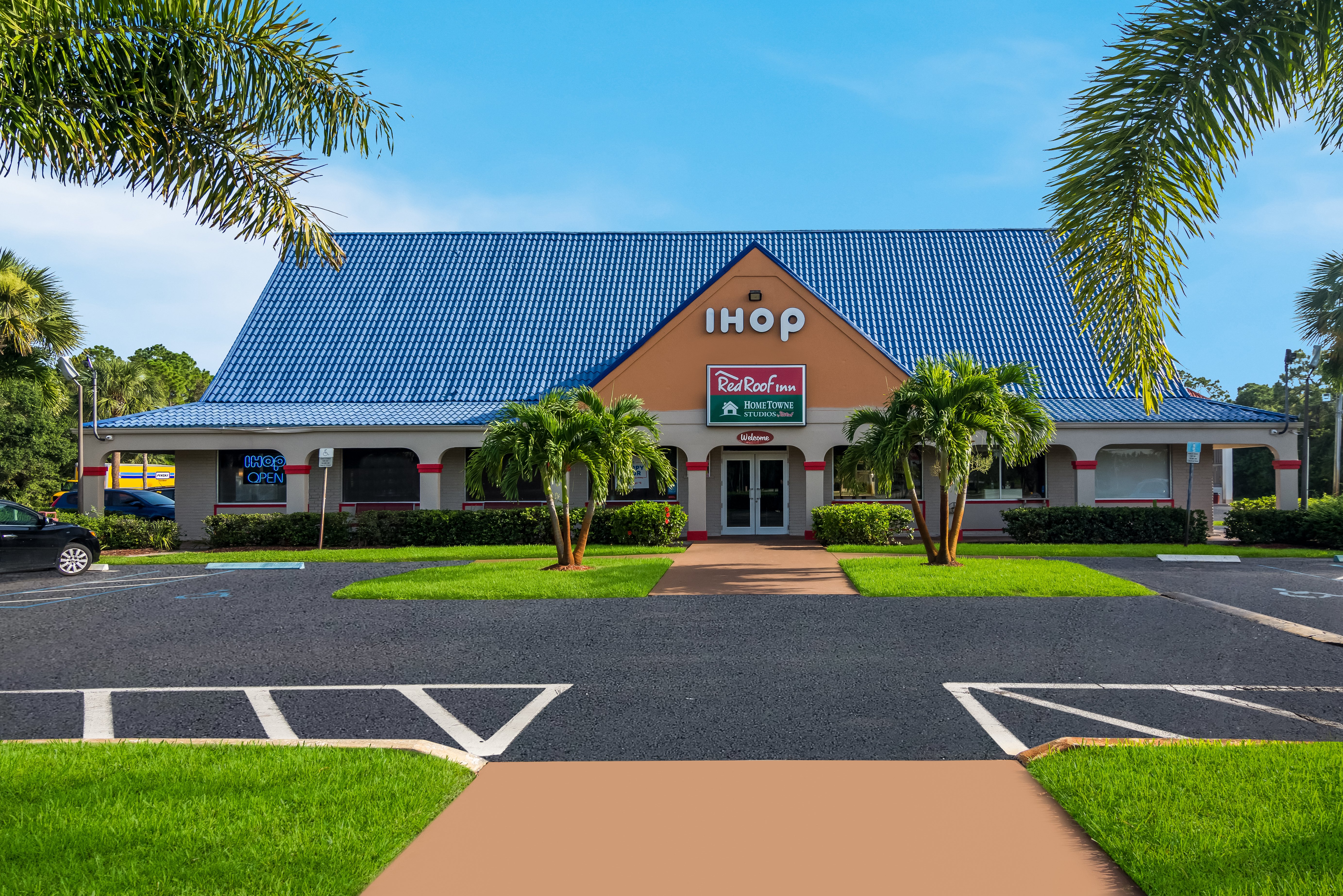 HomeTowne Studios Vero Beach - I-95