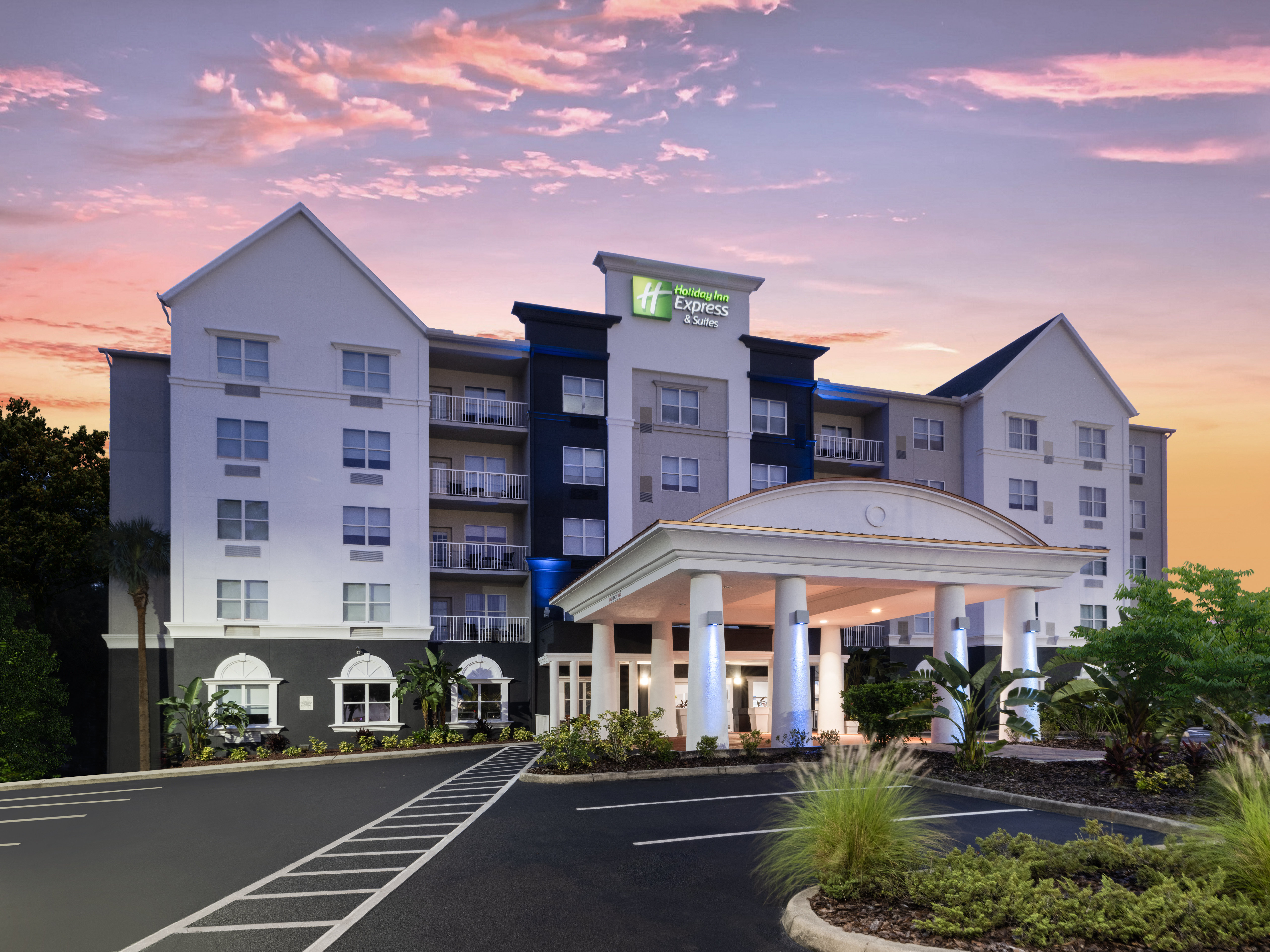 Holiday Inn Express Hotel & Suites