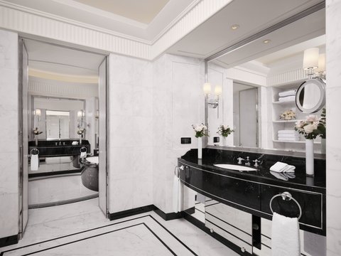 Peninsula Suite Bathroom