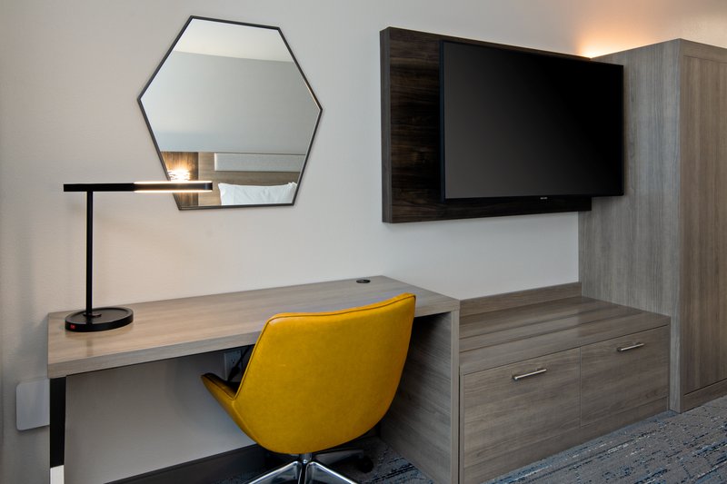 Holiday Inn Express and Suites Valencia – Santa Clarita