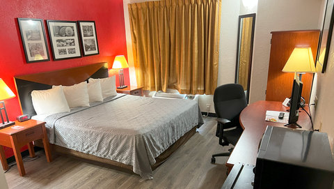 One King Nonsmoking Urbana Hotel
