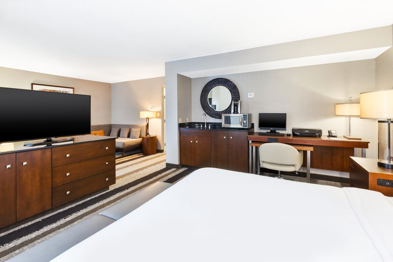 1 KING BED FEATURE NONSMOKING