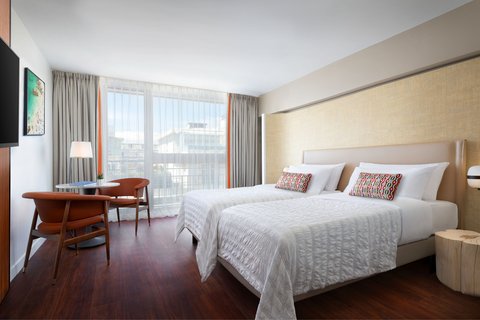 Twin/Twin Deluxe Guest Room - City View