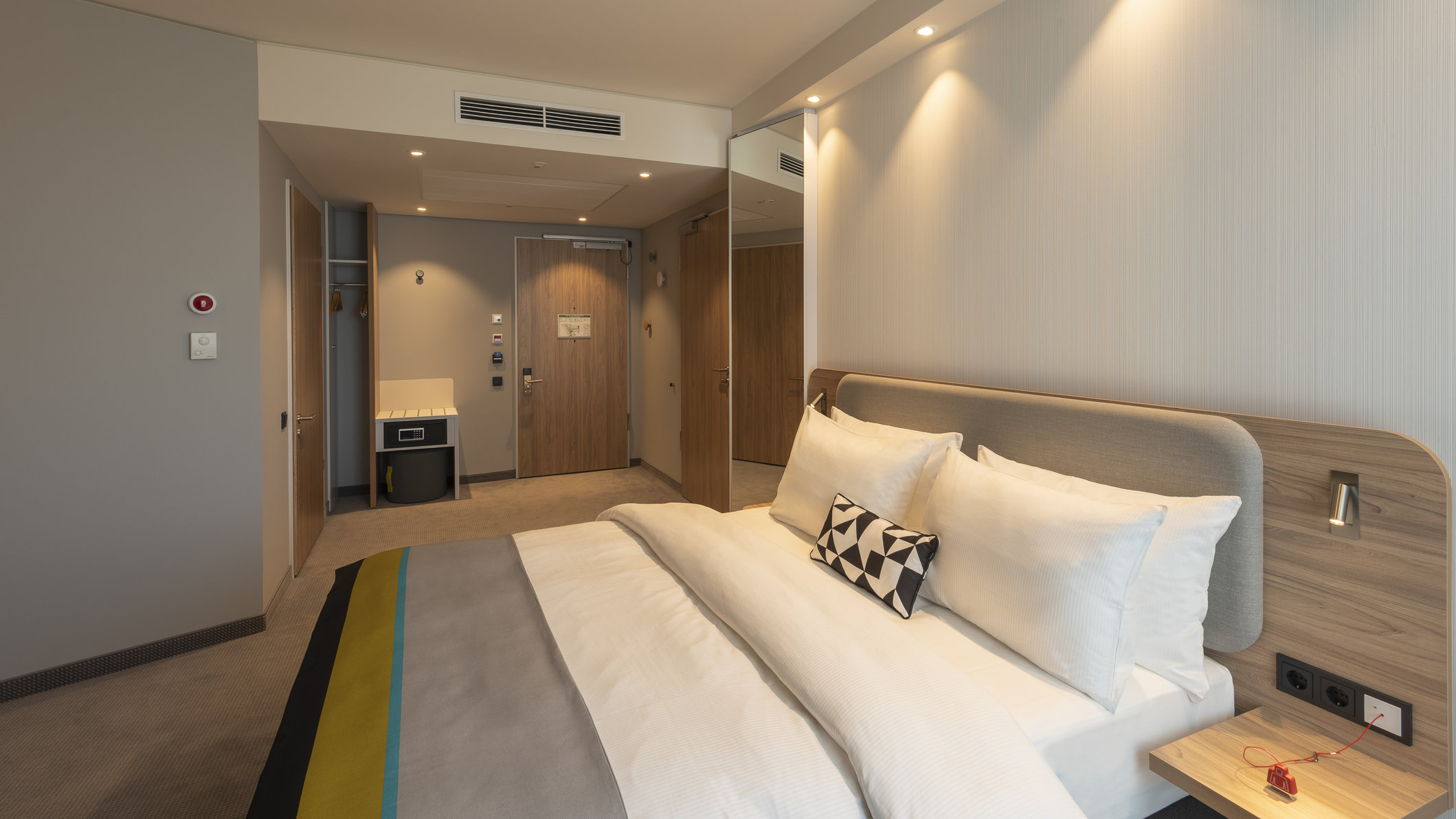 Holiday Inn Express Düsseldorf - Hauptbahnhof by IHG Room Type - Standard Queen Room with Mobility Accessible Roll-In Shower Holiday Inn Express Düsseldorf - Hauptbahnhof by IHG Room Type - Standard Queen Room with Mobility Accessible Roll-In Shower