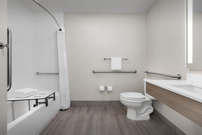 1 KING BD MOBILITY ACCESS TUB NONSMOKING
