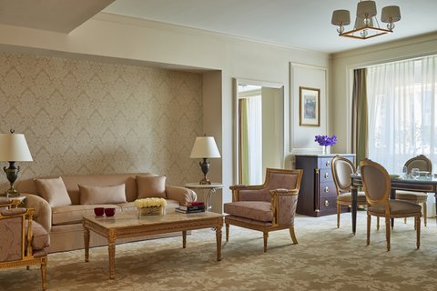 DELUXE PREMIUM SUITE LIVING