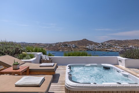 Stylish villa with heated whirlpool and sunbeds