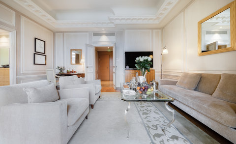 Diamond Suite 740 Salon