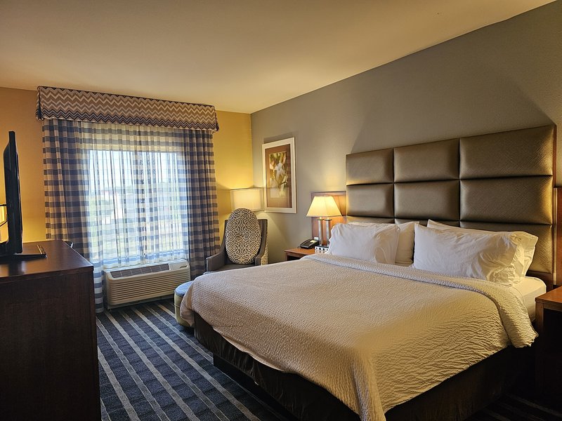 Holiday Inn Express and Suites Perry-National Fairground Area