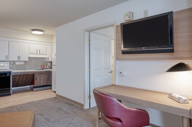 1 King 1 Bedroom Suite Comm Access Tub